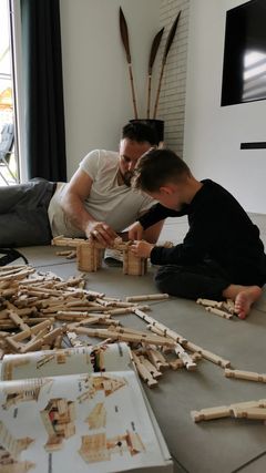 Giocattoli in legno con logo castello:gioia familiare, armonia e creatività nel gioco